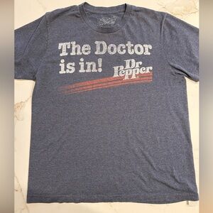 Vintage Dr. Pepper “The Doctor Is In!” Graphic Tee – Blue - size L